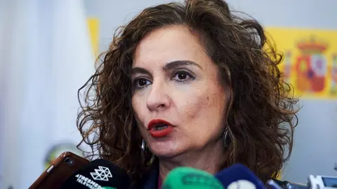 La ministra de Hacienda y portavoz del Gobierno, Mar&iacute;a Jes&uacute;s Montero, hace declaraciones en Santander en el acto de toma de posesi&oacute;n de la delegada del Gobierno, Ainoa Qui&ntilde;ones