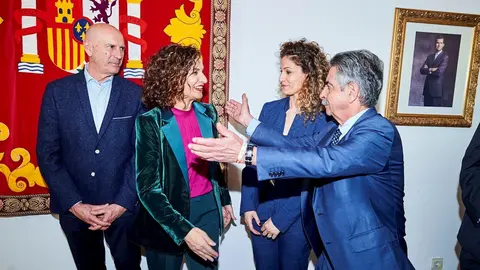 El presidente de Cantabria, Miguel &Aacute;ngel Revilla (1d), saluda a la ministra de Hacienda y portavoz del Gobierno, Mar&iacute;a Jes&uacute;s Montero (2i); y a Ainoa Qui&ntilde;ones (2d), tras la toma de posesi&oacute;n de Qui&ntilde;ones como nueva delegada del Gobierno en Cantabria