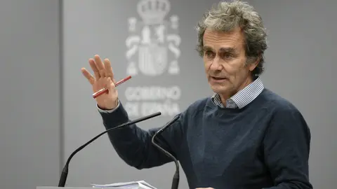 El director del Centro de Coordinaci&oacute;n de Alertas y Emergencias Sanitarias (Ccaes), Fernando Sim&oacute;n, interviene en la rueda de prensa para informar sobre la situaci&oacute;n del Coronavirus en Espa&ntilde;a tras confirmarse 3 muertes y 245 casos, en el Ministerio de San