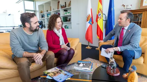 El consejero de Desarrollo Rural, Guillermo Blanco, y la alcaldeas de Comillas, Teresa Noceda