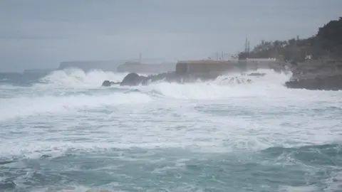 Olas en Santander. Oleaje en la costa. Temporal. Fen&oacute;menos adversos costeros. 