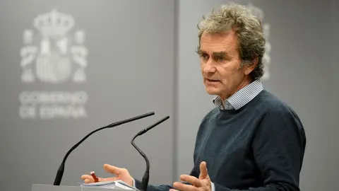 El director del Centro de Coordinaci&oacute;n de Alertas y Emergencias Sanitarias (Ccaes), Fernando Sim&oacute;n, interviene en la rueda de prensa para informar sobre la situaci&oacute;n del Coronavirus en Espa&ntilde;a tras confirmarse 3 muertes y 245 casos, en el Ministerio de San