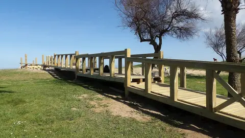 Pasarela junto al paseo mar&iacute;timo de Suances