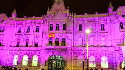 fachada_ayto_iluminada_morado_violencia_de_genero_0