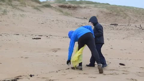 Recogida pl&aacute;sticos en la playa de Valdearenas