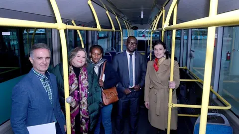 Alcaldesa y concejales de Santander en autob&uacute;s municipal que se donar&aacute; a Senegal