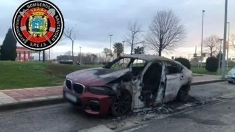 Bomberos Santander sofocan veh&iacute;culo incendiado cuando estaba aparcado