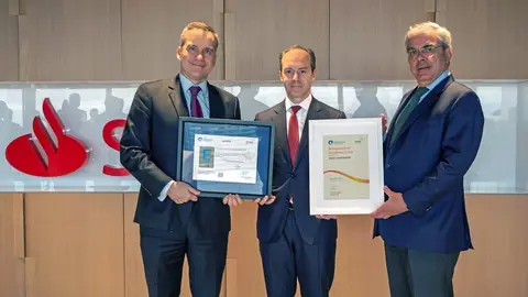 De izquierda a derecha: Rafael Garc&iacute;a Meiro, CEO de AENOR; Rami Aboukhair, CEO de Santander Espa&ntilde;a, e Ignacio Bab&eacute;, secretario general y CEO del Club Excelencia.