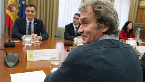 El ministro de Sanidad, Salvador Illa, el presidente del Gobierno, Pedro S&aacute;nchez, y el director del Centro de Coordinaci&oacute;n y Alertas Sanitarias del Ministerio de Sanidad, Fernando Sim&oacute;n, durante la reuni&oacute;n sobre el seguimiento del  coronavirus.
