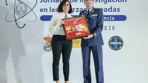 Alicia Calder&oacute;n recoge la distinci&oacute;n de manos del director del INTA, el teniente general Jos&eacute; Mar&iacute;a Salom