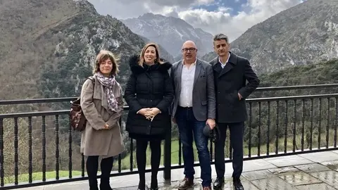 De izda a dcha, Paz D&iacute;az, Mar&iacute;a S&aacute;nchez, Secundino Caso y C&eacute;sar Aja, como representantes de las entidades l&iacute;deres del proyecto