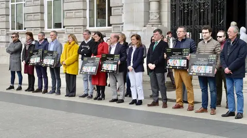 MINUTO DE SILENCIO EN EL AYUNTAMIENTO DE SANTANDER POR LA MUJER ASESINADA EN VALENCIA