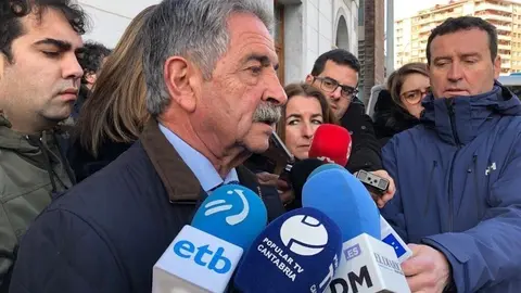 El presidente de Cantabria, Miguel Angel Revilla, atiende a los medios (foto de archivo)