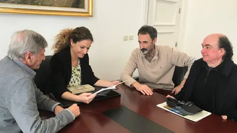 La delegada del Gobierno con miembros de la plataforma