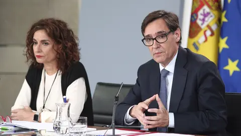La ministra de Hacienda, Mar&iacute;a Jes&uacute;s Montero, y el ministro de Sanidad, Salvador Illa durante la rueda de prensa posterior al Consejo de Ministros convocada ante los medios para informar sobre el coronavirus. 10 de marzo de 2020.