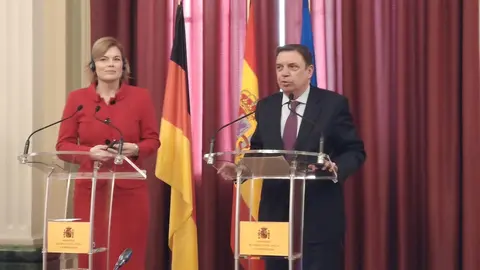 La ministra de Agricultura y Alimentaci&oacute;n de Alemania, Julia Kl&ouml;ckner (izq), y el ministro de Agricultura, Pesca y Alimentaci&oacute;n, Luis Planas (der).