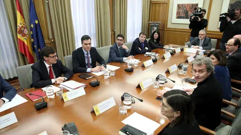 El ministro de Sanidad, Salvador Illa (1i), el presidente del Gobierno, Pedro S&aacute;nchez (2i), el director del Centro de Coordinaci&oacute;n de Alertas y Emergencias Sanitarias del Ministerio de Sanidad, Fernando Sim&oacute;n (frente a S&aacute;nchez), 
