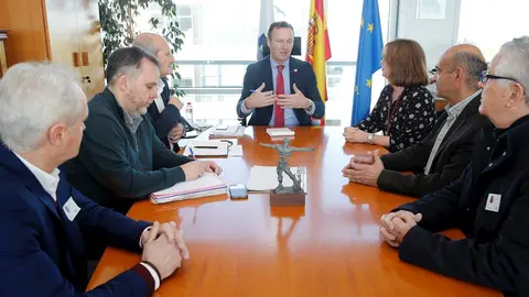 El consejero de Medio Ambiente, Guillermo Blanco, con representantes de la asociaci&oacute;n AMICA
