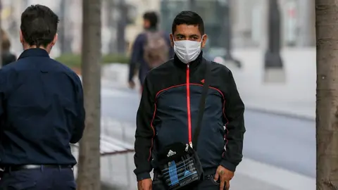Un hombre lleva mascarilla para protegerse del coronavirus en una calle de Madrid, a 11 de marzo de 2020.