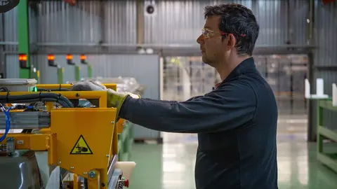 Imagen de un hombre trabajando en la planta de Nissan en Barcelona. 