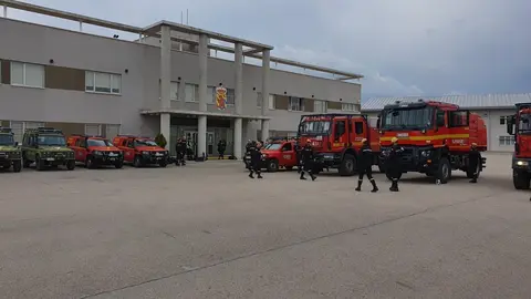 Militares de la Unidad Militar de Emergencias (UME) en la base de Torrej&oacute;n de Ardoz (Madrid)