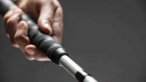 Foto de recurso de una persona ciega con su bast&oacute;n