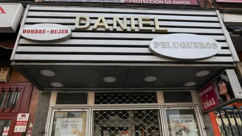 Peluquer&iacute;as de Madrid totalmente cerradas un d&iacute;a despu&eacute;s de que el Gobierno pidese su apertura durante todo el Estado de Alarma por el coronavirus para poder atender a usuarios que lo necesiten, en Madrid (Espa&ntilde;a), a 15 de marzo de 2020.