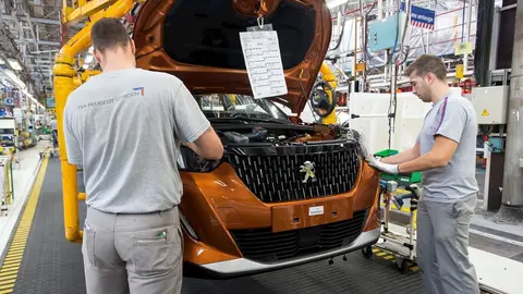 L&iacute;nea de montaje en la planta de PSA Peugeot Citro&euml;n en Vigo (Pontevedra).