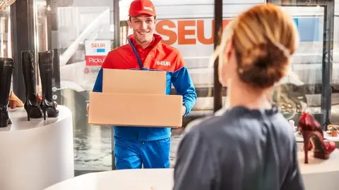 Repartidor entregant un paquet