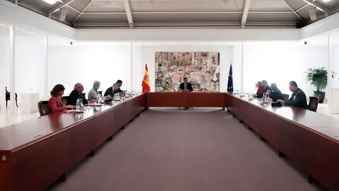 El presidente del Gobierno, Pedro S&aacute;nchez, presiden preside la reuni&oacute;n del Gabinete del Seguimiento del Estado de Alarma a causa del coronavirus este lunes en Moncloa.