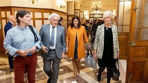 La consejera de Turismo, Marina Lomb&oacute;, junto a la alcaldesa de Santander, Gema Igual,  y el presidente de la Ascociaci&oacute;n de Hosteler&iacute;a, &Aacute;ngel Cuevas