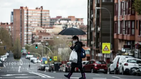 Una mujer con mascarilla en Madrid