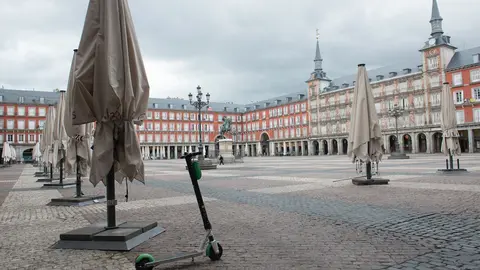 La c&eacute;ntrica Plaza Mayor de Madrid, vac&iacute;a durante el estado de alarma decretado por el coronavirus, en Madrid (Espa&ntilde;a), a 16 de marzo de 2020.
