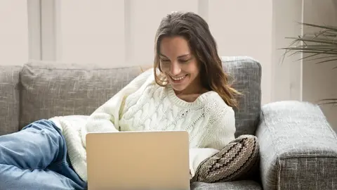 Chica joven con un ordenador