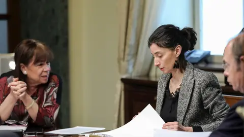 La vicepresidenta primera del Senado, Cristina Narbona (i) y la presidenta de la Mesa del Senado, Pilar Llop (d), durante la Mesa del Senado, que no para la actividad durante el segundo d&iacute;a laborable del estado de alarma decretado por el coronavirus, en M
