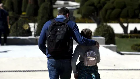 Un padre junto a su hija pasean por el Parque del Retiro en el primer d&iacute;a sin colegio por el riesgo del coronavirus, en Madrid, el pasado 11 de marzo.