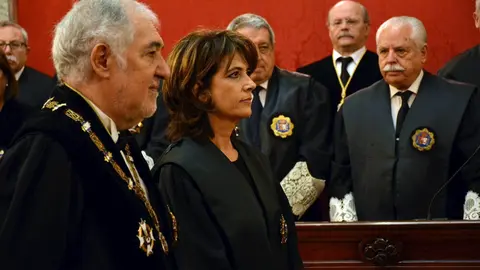 La nueva Fiscal General del Estado, Dolores Delgado (d) junto con el magistrado C&aacute;ndido Conde-Pumpido (i), durante el acto de su toma de posesi&oacute;n celebrado en la sede del Tribunal Supremo en Madrid, en Madrid (Espa&ntilde;a) a 26 de febrero de 2020.