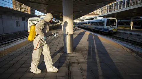 DAVID S. BUSTAMANTE 17/03/2020 SANTANDER/ CANTABRIA La Unidad Militar de Emergencia desinfecta la estacion de FEVE en Santander tras decretarse el Estado de Alerta por el Coronavirus COVID-19