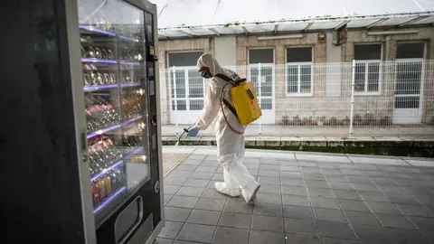 DAVID S. BUSTAMANTE 17/03/2020 SANTANDER/ CANTABRIA La Unidad Militar de Emergencia desinfecta la estacion de FEVE en Santander tras decretarse el Estado de Alerta por el Coronavirus COVID-19