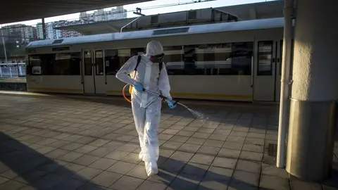 DAVID S. BUSTAMANTE 17/03/2020 SANTANDER/ CANTABRIA La Unidad Militar de Emergencia desinfecta la estacion de FEVE en Santander tras decretarse el Estado de Alerta por el Coronavirus COVID-19