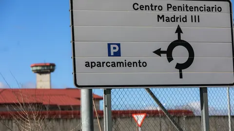 Un cartel indica la direcci&oacute;n a la entrada de la C&aacute;rcel de Valdemoro