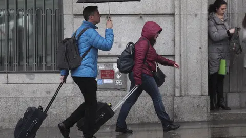 Dos turistas se refugian de la lluvia con paraguas, en Madrid (Espa&ntilde;a), a 5 de marzo de 2020.