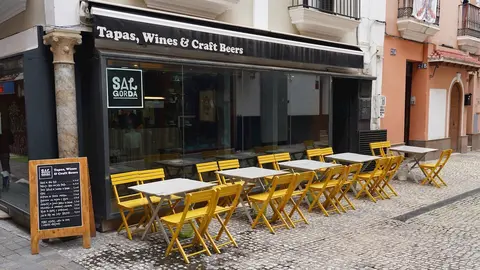 Un bar vac&iacute;o en una calle de  Sevilla a 14 de marzo del 2020