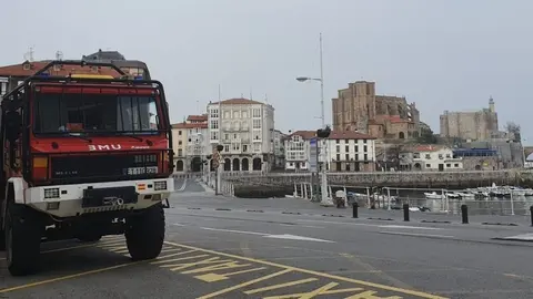 Efectivos de la UME desplegados en Cantabria por el coronavirus limpian Castro Urdiales