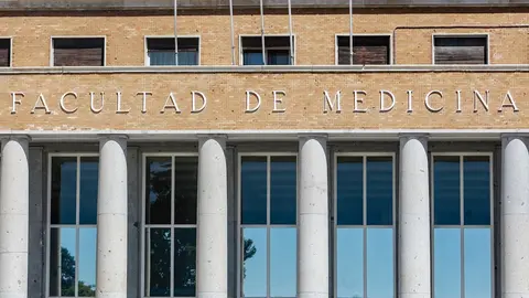 Fachada de la Facultad de Medicina de la  Universidad Complutense de Madrid -UCM-.
