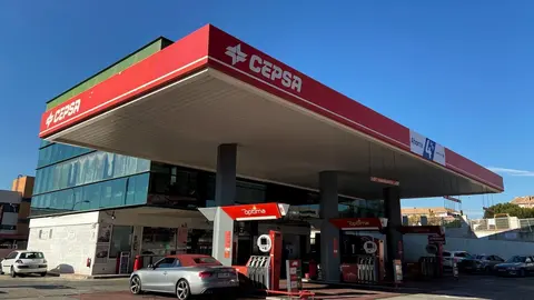Gasolinera Cepsa desde el exterior, donde pueden verse algunos veh&iacute;culos repostando combustible, en Madrid a 9 de enero de 2020