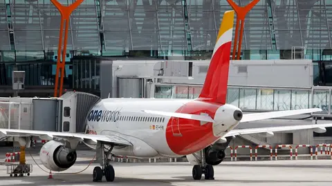 Un avi&oacute;n aparcado en el Aeropuerto Adolfo Su&aacute;rez Madrid-Barajas 