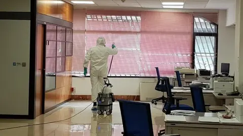 Efectivo de la UME realiza labores de desinfecci&oacute;n en los juzgados de Plaza Castilla y en juzgados de familia