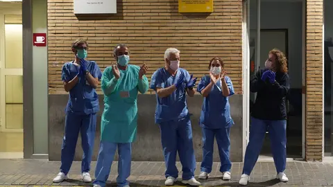 Personal sanitario del hospital Virgen del Rocio de Sevilla aplauden en la puerta de Urgencia del centro. Sevilla a 18 de marzo 2019