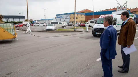 El presidente de Cantabria, Miguel &Aacute;ngel Revilla, y el consejero de Obras P&uacute;blicas, Jos&eacute; Luis Gochicoa, durante tareas de desinfecci&oacute;n realizadas el mi&eacute;rcoles en Mercansantander